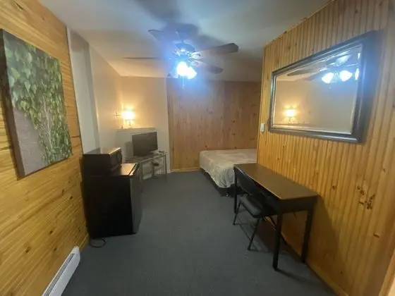 Room with Queen Bed