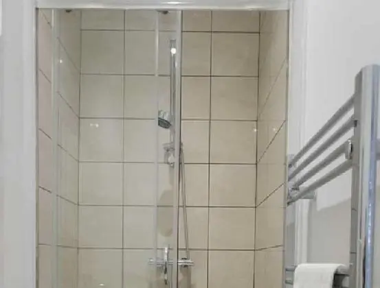 Tek Büyük Yataklı Oda, Ortak Banyo