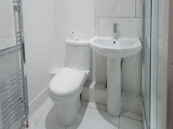 Tek Büyük Yataklı Oda, Ortak Banyo