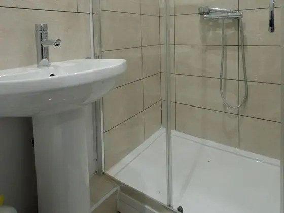 Tek Büyük Yataklı Oda, Ortak Banyo