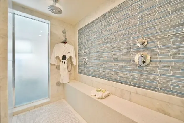 Süit, 1 En Büyük (King) Boy Yatak (Living Area Powder Room)