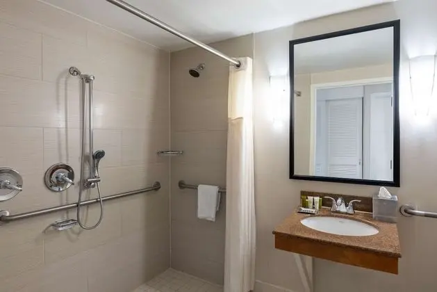 Oda, 2 Büyük (Queen) Boy Yatak, Engellilere Uygun, Sigara İçilmez (Roll-in Shower)