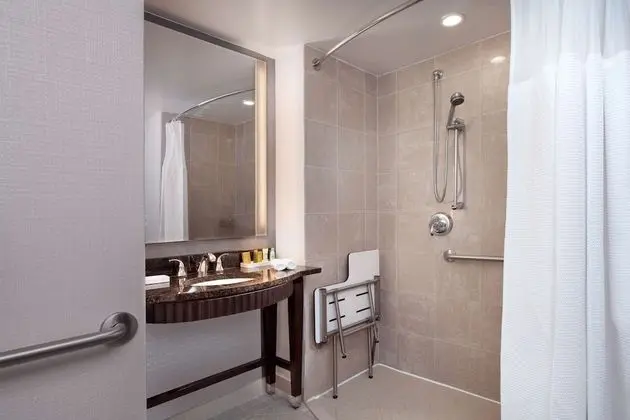 Oda, 2 Çift Kişilik Yatak, Engellilere Uygun, Sigara İçilmez (Roll-in Shower)