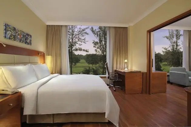 King One Bedroom Suite with Separate Living area, Bathtub, Cocktail hours