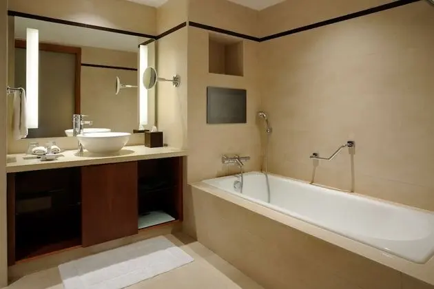 King One Bedroom Suite with Separate Living area, Bathtub, Cocktail hours