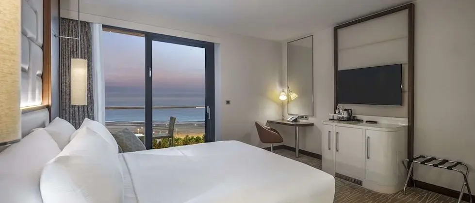Oda, 1 En Büyük (King) Boy Yatak, Balkon, Deniz Manzaralı (Guest Room)