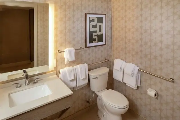 Oda, 2 Büyük (Queen) Boy Yatak, Engellilere Uygun (Roll-In Shower)