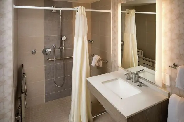 Oda, 2 Büyük (Queen) Boy Yatak, Engellilere Uygun (Roll-In Shower)