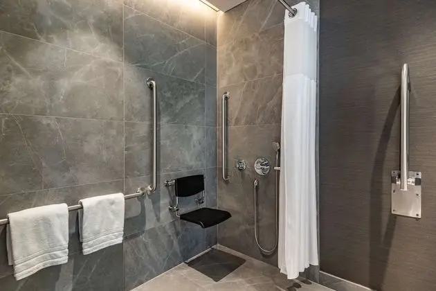 Oda, 1 En Büyük (King) Boy Yatak, Engellilere Uygun (Roll-In Shower, Mobility & Hearing)