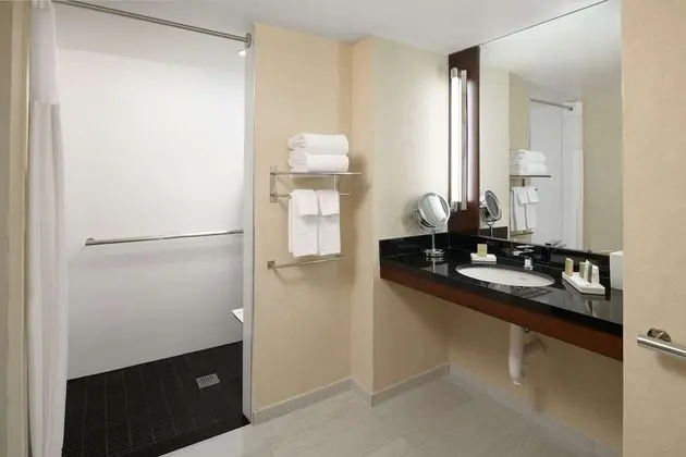 Oda, 1 En Büyük (King) Boy Yatak, Engellilere Uygun (Mobility & Hearing, Roll-in Shower)