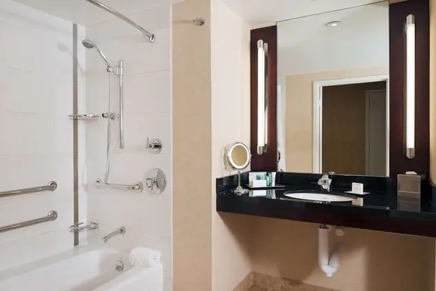 Oda, 1 En Büyük (King) Boy Yatak, Engellilere Uygun, Şehir Manzaralı (Mobility & Hearing, Bathtub)