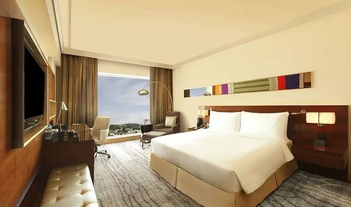 King Hilton, Oda