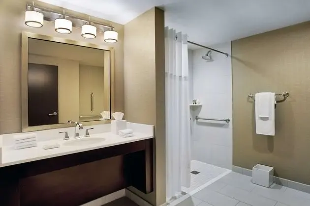Oda, 2 Çift Kişilik Yatak, Engellilere Uygun (3x3 Shower, Mobility & Hearing)