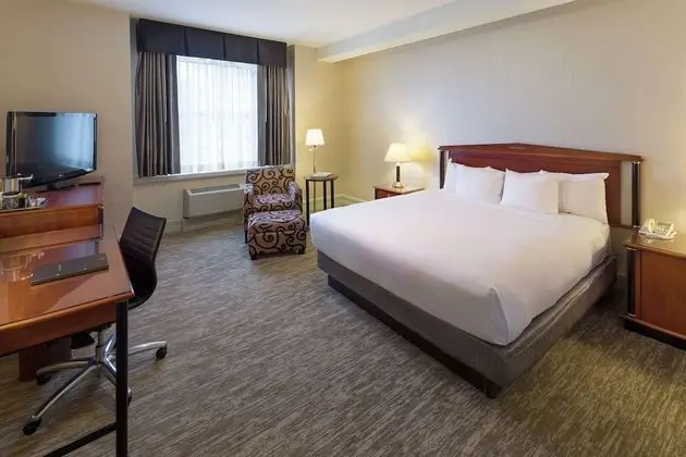 King Deluxe ADA room with roll in shower