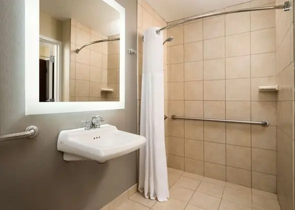Oda, 2 Çift Kişilik Yatak, Engellilere Uygun (Roll-In Shower)