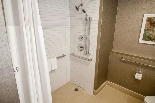Oda, 2 Büyük (Queen) Boy Yatak (Park Cities Room, Roll-In Shower)