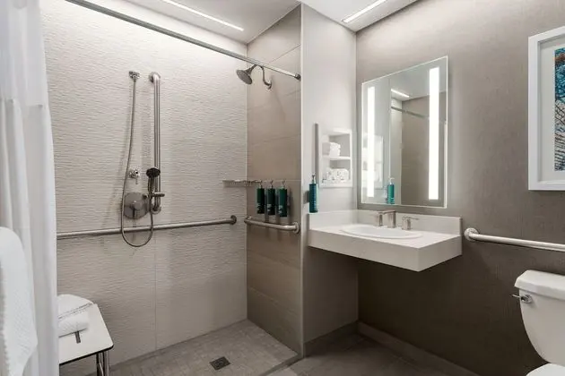 Oda, 1 En Büyük (King) Boy Yatak, Engellilere Uygun (Roll-in Shower)