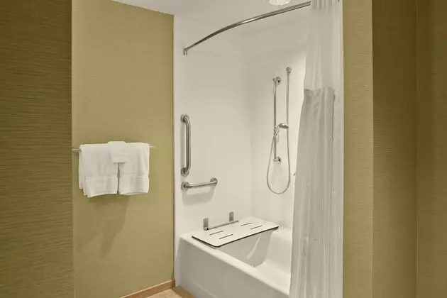 Oda, 2 Büyük (Queen) Boy Yatak, Engellilere Uygun, Buzdolabı ve Mikrodalga (Bathtub)