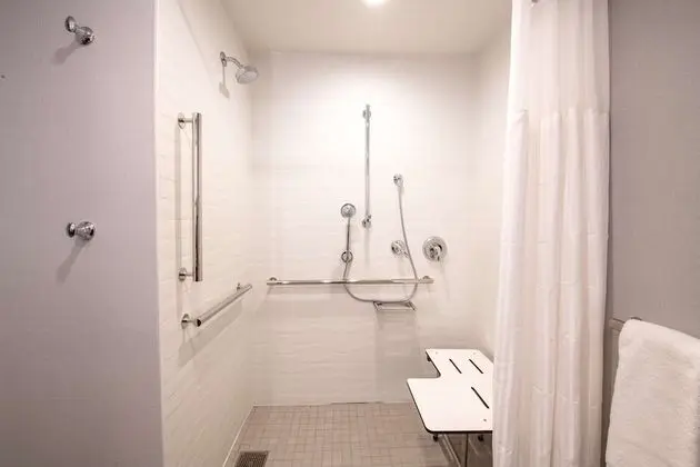 Oda, 1 En Büyük (King) Boy Yatak, Engellilere Uygun (Roll-In Shower, Hearing & Mobility)