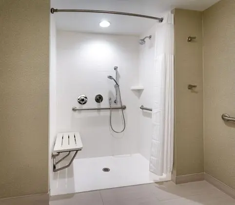 Oda, 2 Büyük (Queen) Boy Yatak, Engellilere Uygun (Roll-In Shower)