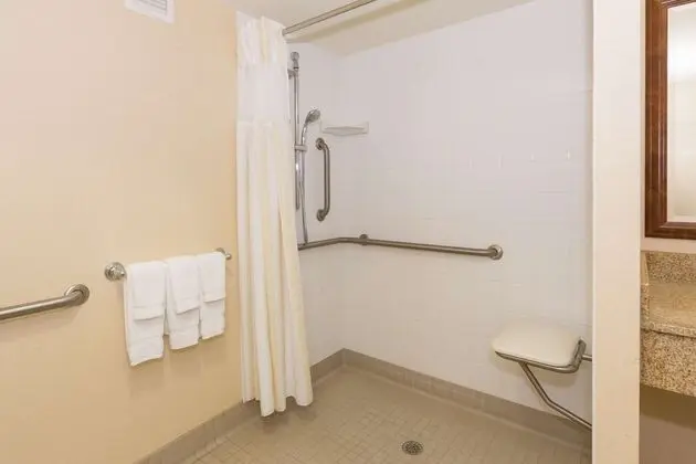 Oda, 2 Çift Kişilik Yatak, Engellilere Uygun (Roll-In Shower)