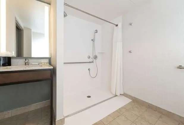 Süit, 1 Yatak Odası, Engellilere Uygun (Mobility, Roll-in Shower)