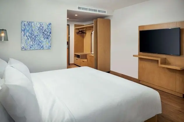 Oda, 1 En Büyük (King) Boy Yatak, Engellilere Uygun (Mobility & Hearing, Roll-In Shower)