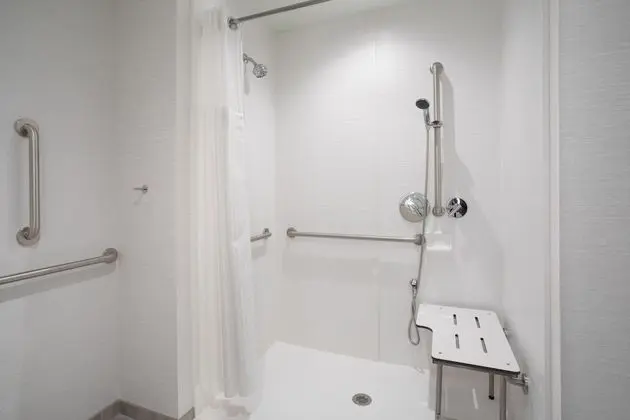 Oda, 2 Büyük (Queen) Boy Yatak, Engellilere Uygun (Roll-In Shower)