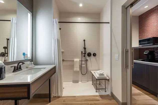 Deluxe Oda, 1 En Büyük (King) Boy Yatak, Şehir Manzaralı (Roll-In Shower)