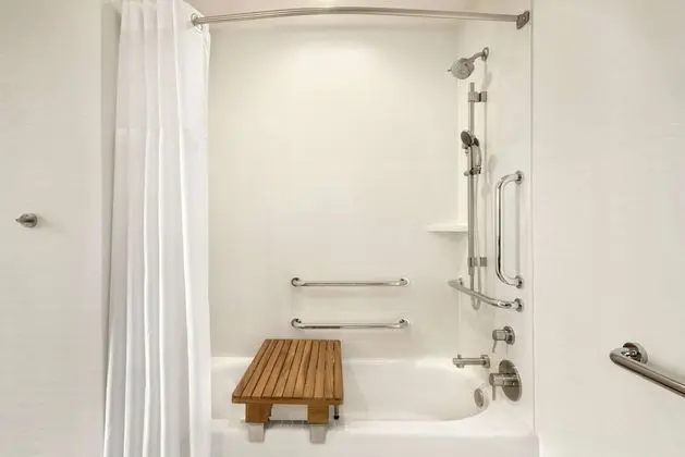 Oda, 1 En Büyük (King) Boy Yatak, Engellilere Uygun, Köşe (Mobility & Hearing, Bathtub)