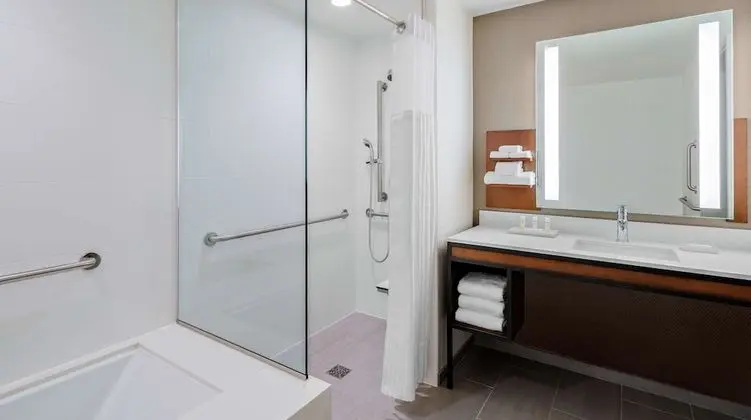 Oda, 1 En Büyük (King) Boy Yatak, Engellilere Uygun, Köşe (Roll-in Shower)