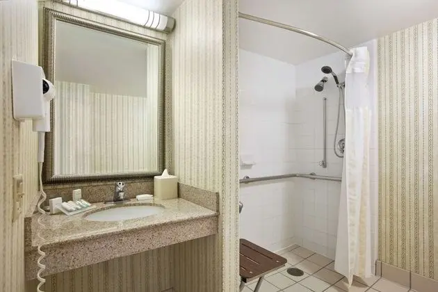 Oda, 2 Büyük (Queen) Boy Yatak, Engellilere Uygun (Roll-in Shower)