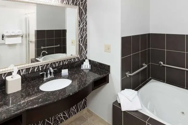 Oda, 1 En Büyük (King) Boy Yatak, Engellilere Uygun, Sıcak Su Küveti (3x3 Shower)