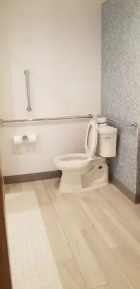 Oda, 1 En Büyük (King) Boy Yatak, Engellilere Uygun (Roll-In Shower, Mobility & Hearing)