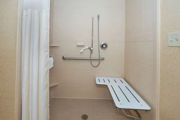 Oda, 2 Büyük (Queen) Boy Yatak, Engellilere Uygun (Mobility & Hearing, Roll-In Shower)