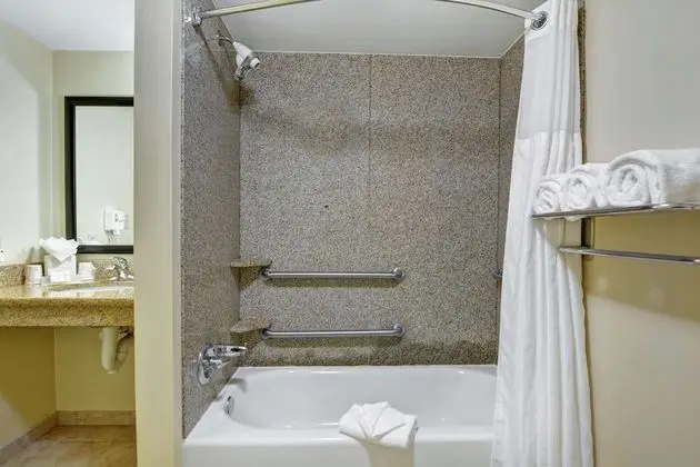 Oda, 2 Büyük (Queen) Boy Yatak, Engellilere Uygun, Küvet (Hearing Impaired)