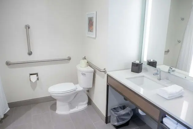 Oda, 2 Büyük (Queen) Boy Yatak, Engellilere Uygun (Roll-In Shower)