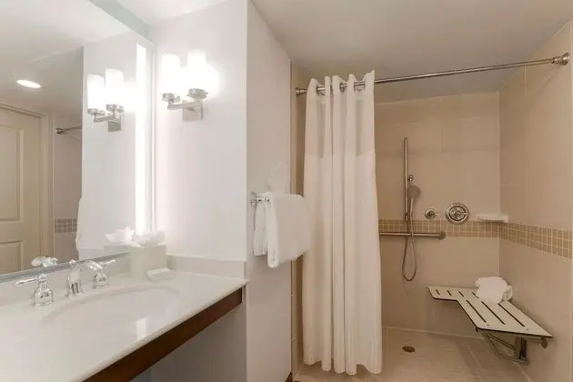Oda, 2 Büyük (Queen) Boy Yatak, Engellilere Uygun (Mobility & Hearing, Roll-In Shower)