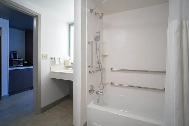 Oda, 1 En Büyük (King) Boy Yatak, Engellilere Uygun, Küvet