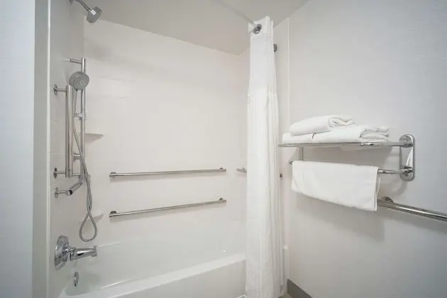 Oda, 1 En Büyük (King) Boy Yatak, Engellilere Uygun, Küvet