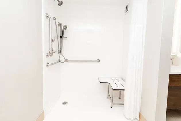 Oda, 2 Büyük (Queen) Boy Yatak, Engellilere Uygun (Mobility/Hearing, Roll In Shower)
