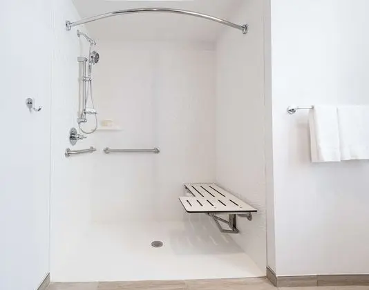 Oda, 1 En Büyük (King) Boy Yatak, Engellilere Uygun (Roll-In Shower)