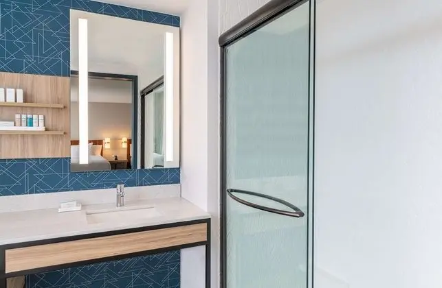 Oda, 2 Büyük (Queen) Boy Yatak, Engellilere Uygun (3x3 Shower)