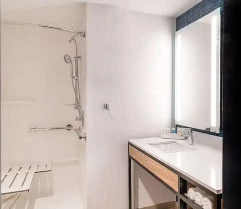 Oda, 2 Büyük (Queen) Boy Yatak, Engellilere Uygun (3x3 Shower)