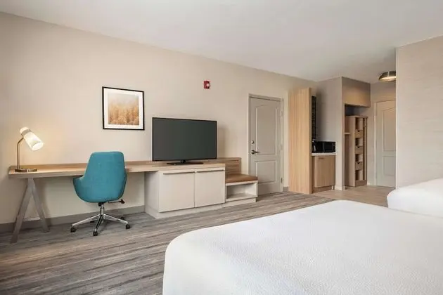 2 Queen Room, Accessible, Roll-In-Shower