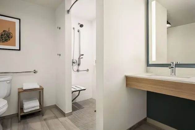 2 Queen Room, Accessible, Roll-In-Shower