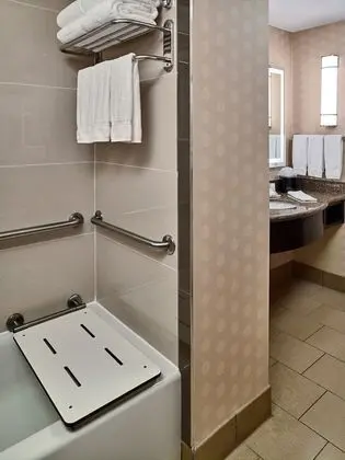 Single King Bed, Accessible Suite, Whirlpool, Sectional