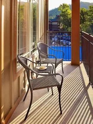 Single King Bed, Fireplace, Whirlpool, Balcony