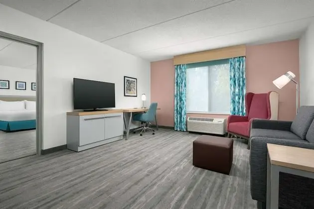 2 Qn DLX 1 Bdrm Suite Mobility Access w/RI SHWR
