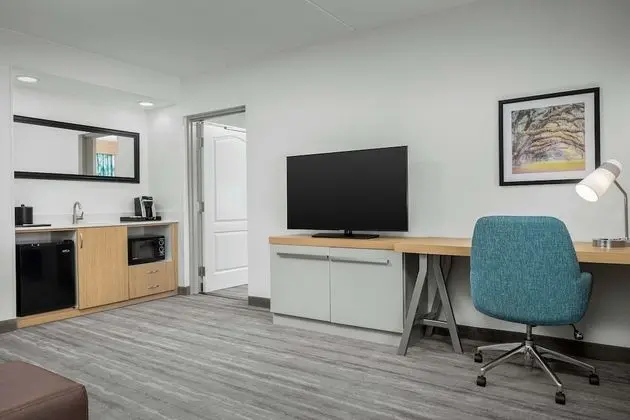 2 Qn DLX 1 Bdrm Suite Mobility Access w/RI SHWR